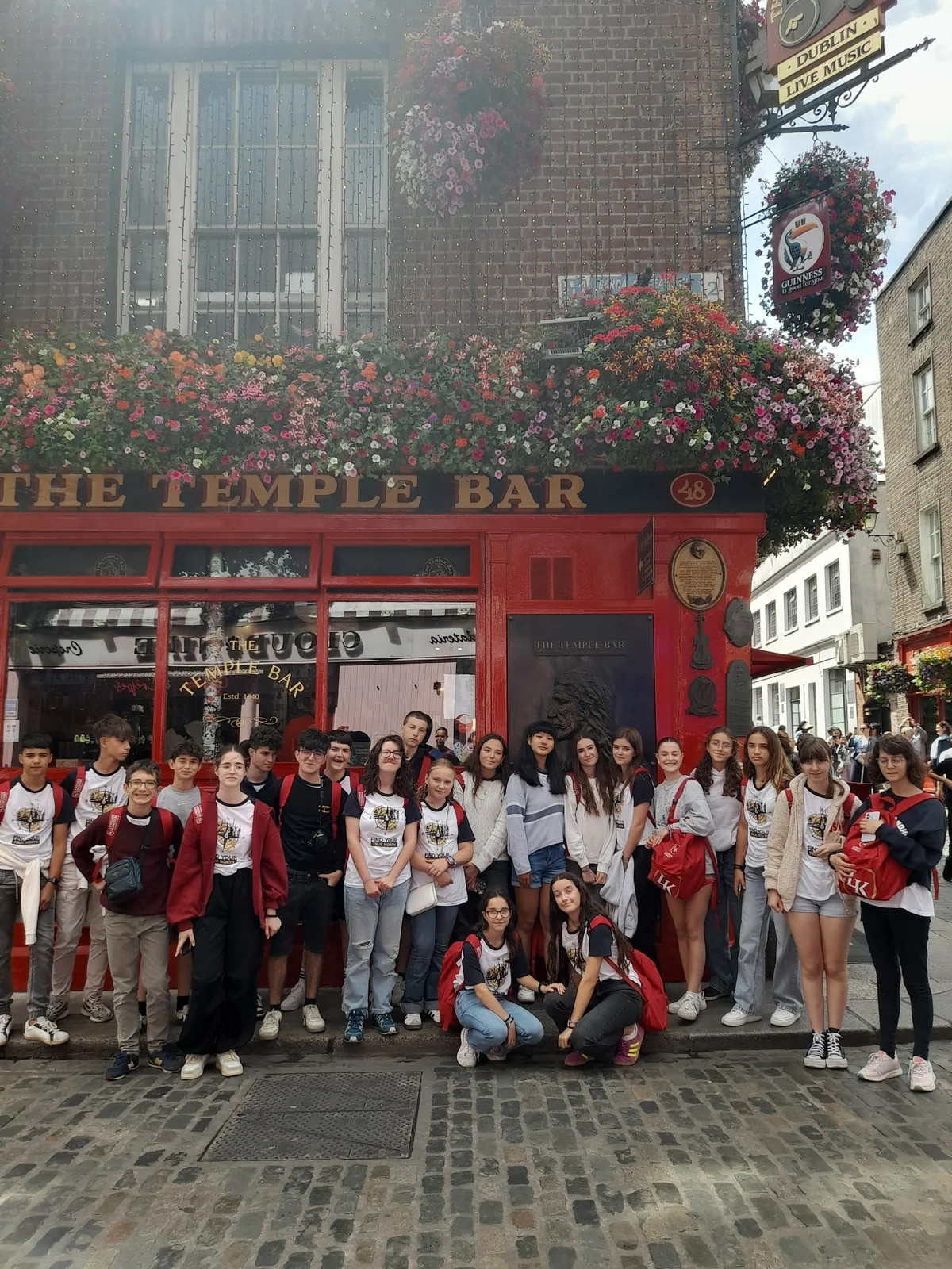 Students on a Dublin day trip outside Temple Bar